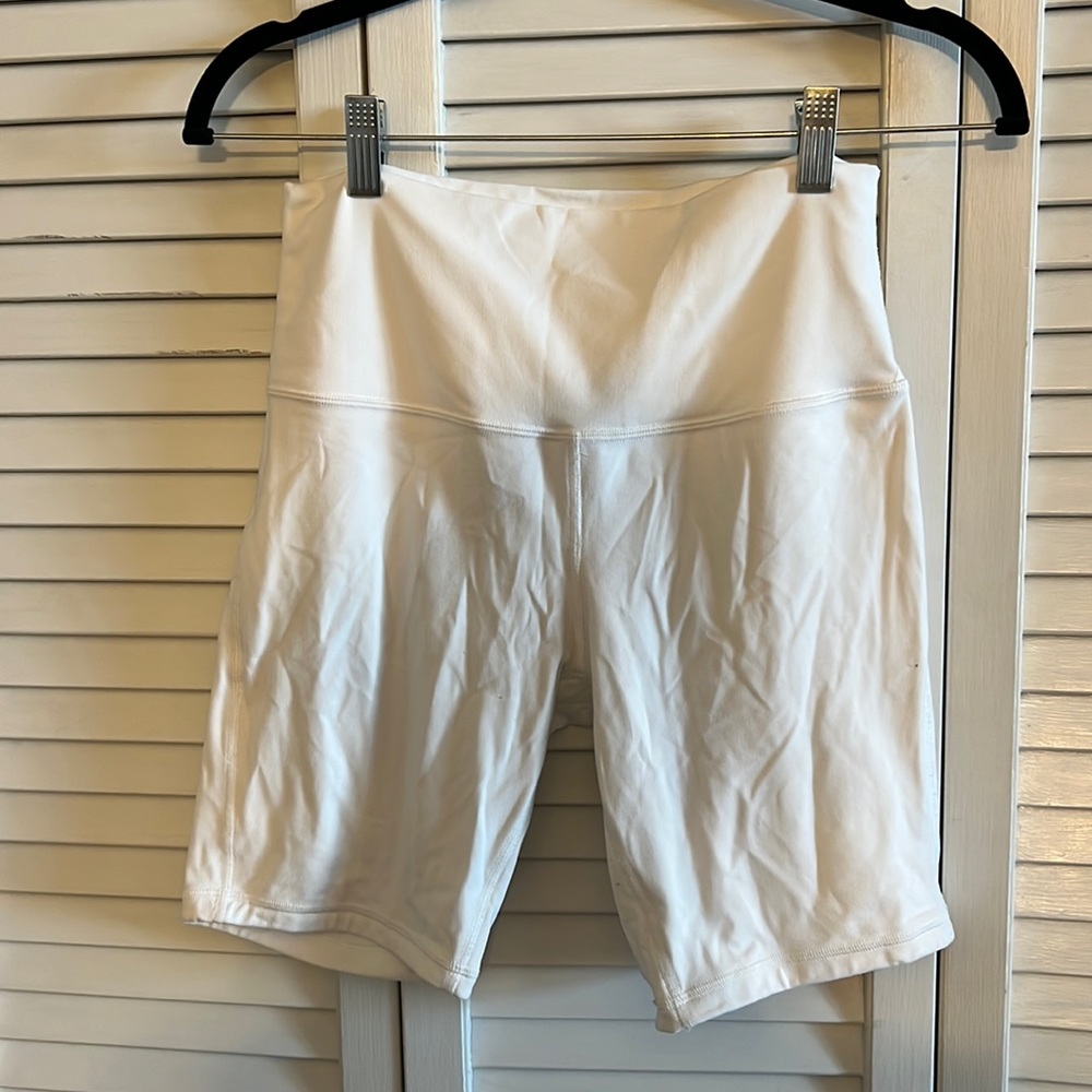 Lululemon Align High Rise Short 8” Size 8. Minor piling. See last picture.